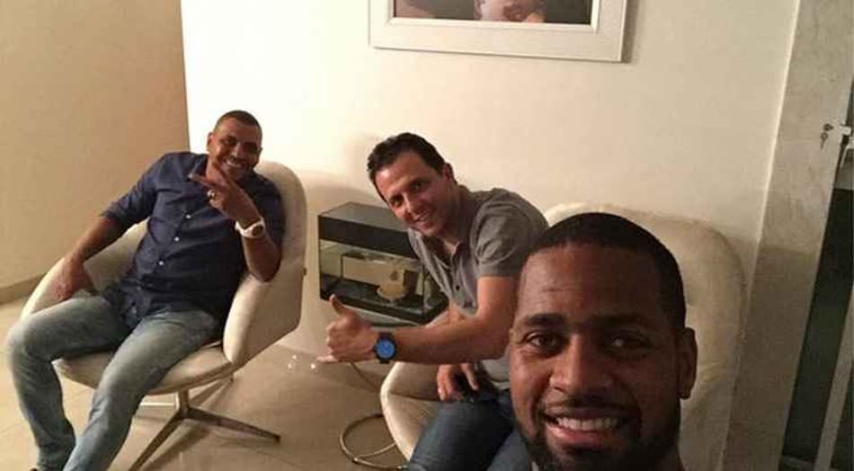 Dedé posta foto com representantes e fica próximo de renovar com Cruzeiro