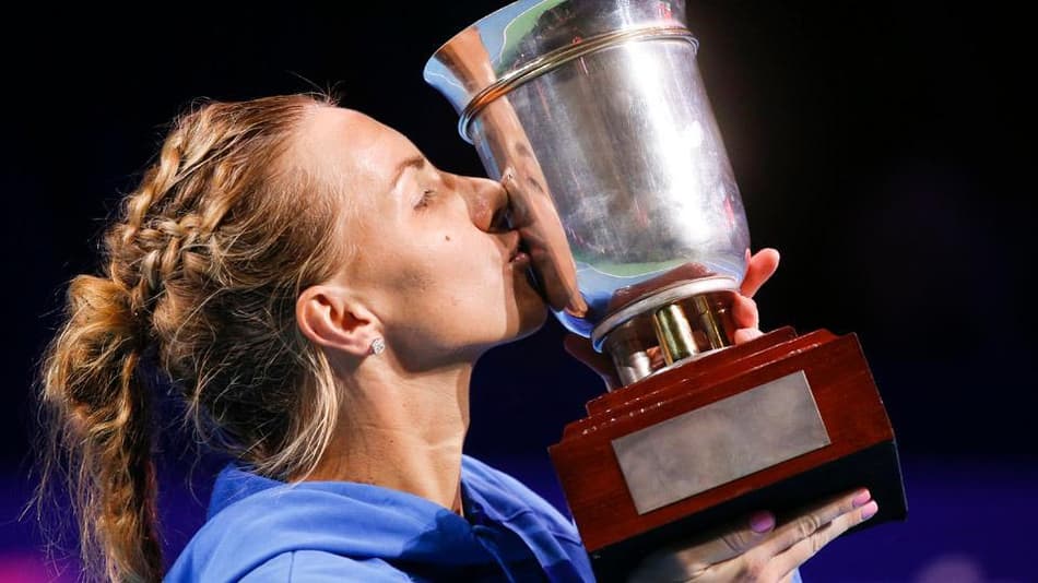 Svetlana Kuznetsova com o troféu do WTA de Moscou 2016