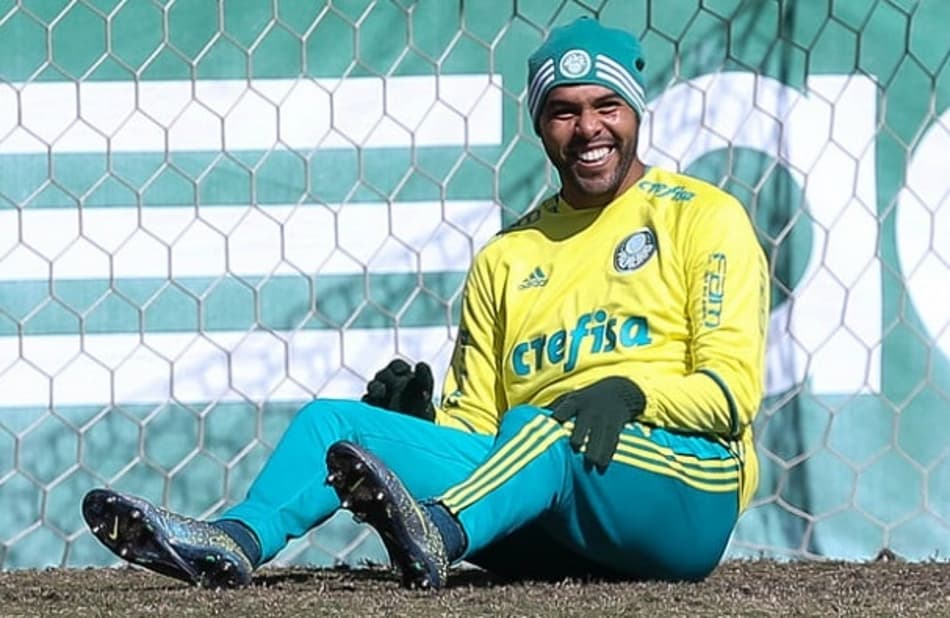 Alecsandro durante treino do Verdão