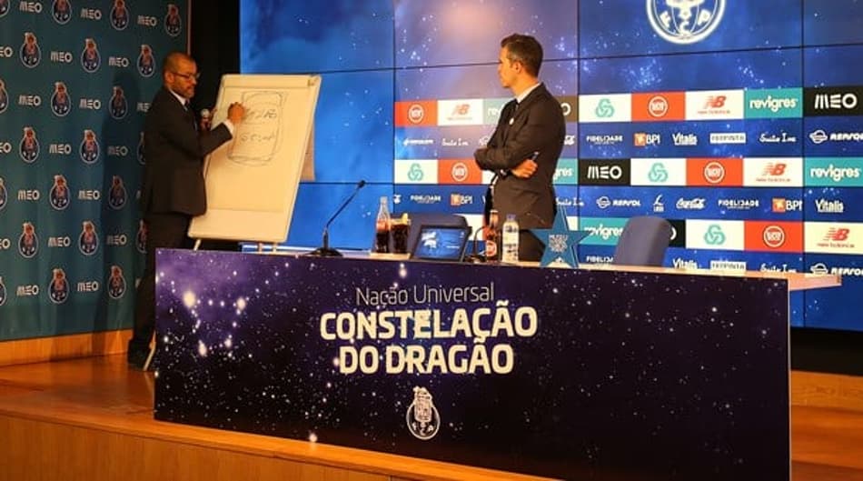 Técnico do Porto interrompe entrevista coletiva para dar aula