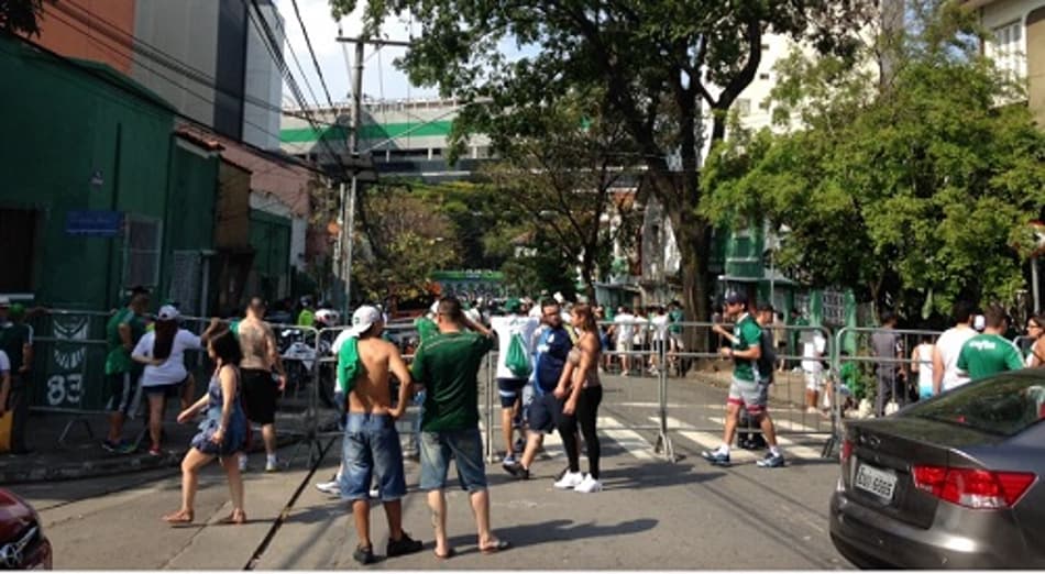 Polícia veta torcedor sem ingresso de se aproximar do Allianz Parque