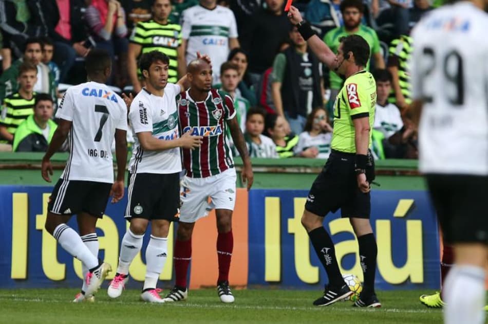 Kleber é expulso com dois minutos em campo, Flu ‘vacila’ e fica no empate contra o Coritiba
