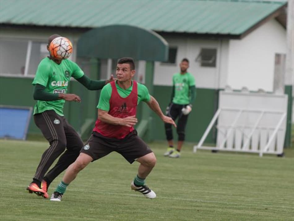 Sem Juan, Coritiba encara Atlético Nacional e quer repetir feito de rival