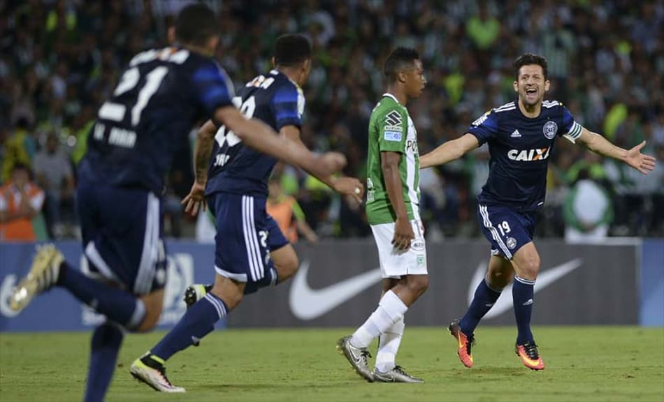 Eliminado, Coritiba admite superioridade do Atlético Nacional e reclama da arbitragem
