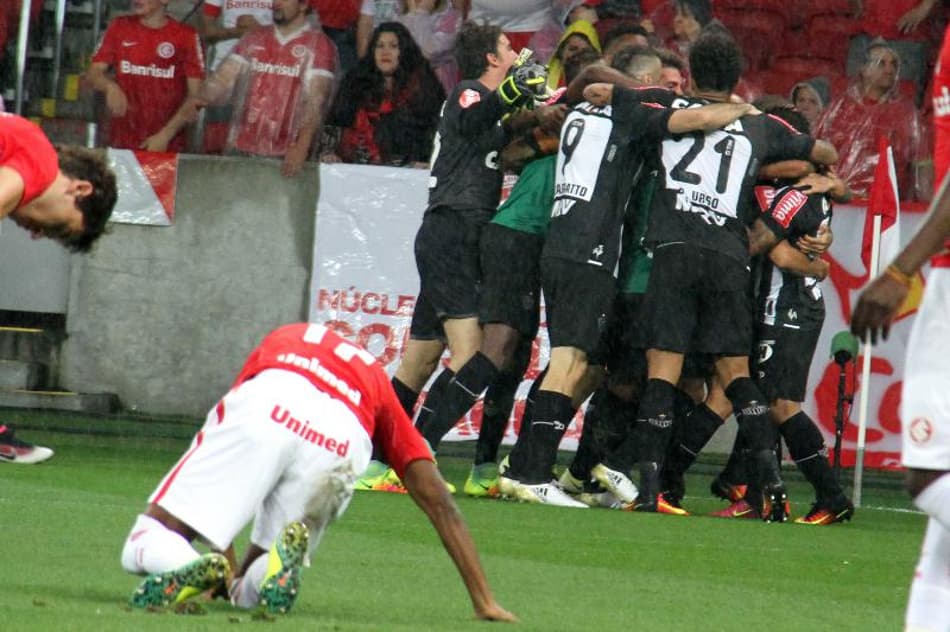 Galo canta mais alto nos Pampas e vence o Internacional no fim
