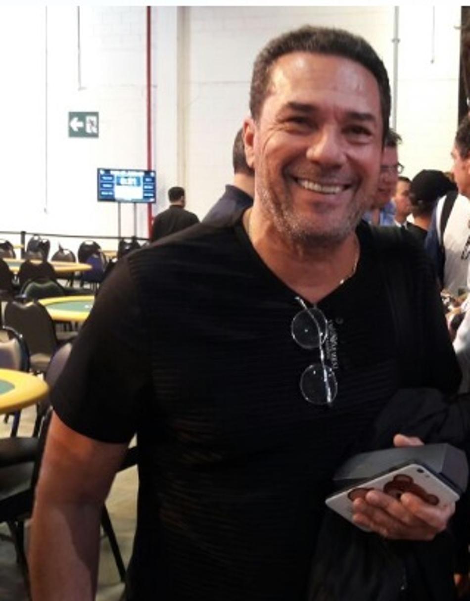 Luxa rouba a cena em jogo de pôquer com palmeirenses e são-paulinos