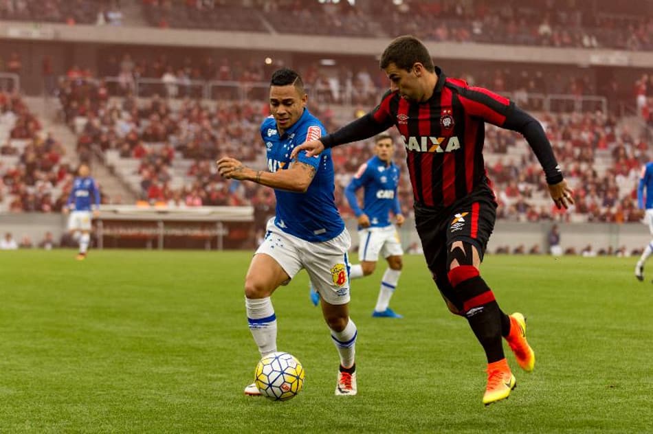 Auxiliar cita time pouco adaptado à grama sintética, e vê derrota injusta