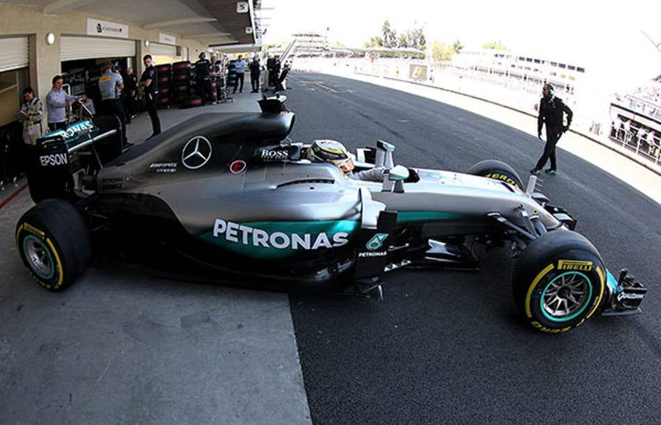 Hamilton comemora fim de semana sólido com pole-position