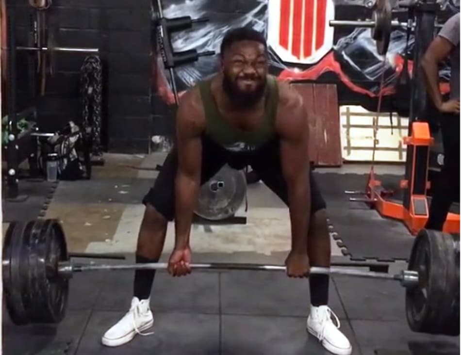 Jon Jones levanta 226 kg e provoca: 'Façam piadas sobre doping'
