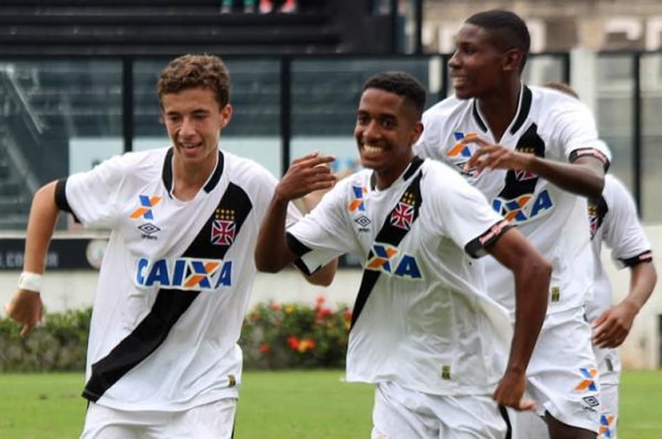 Destaque da base assina seu primeiro contrato profissional com o Vasco