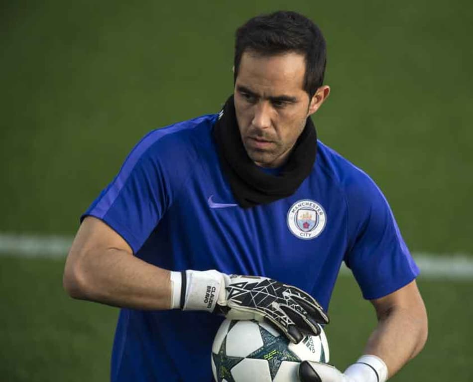 Por lesão de Leno, Arsenal volta olhares para o chileno Claudio Bravo