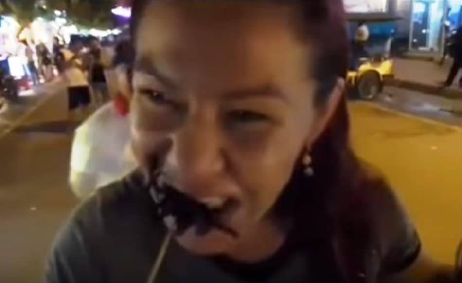 Cris Cyborg devora espetinho de aranha na Tailândia; veja