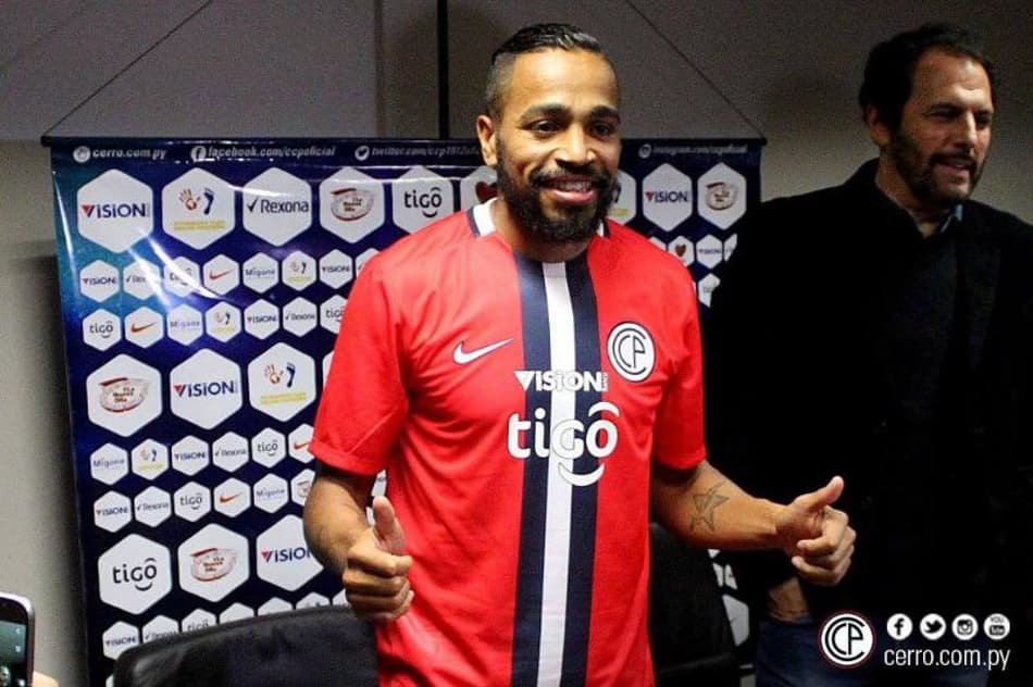 Alvaro Pereira renova com Cerro Porteño até dezembro de 2018
