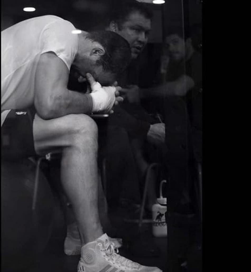 Luke Rockhold explica lesão e pede desculpas a Ronaldo Jacaré