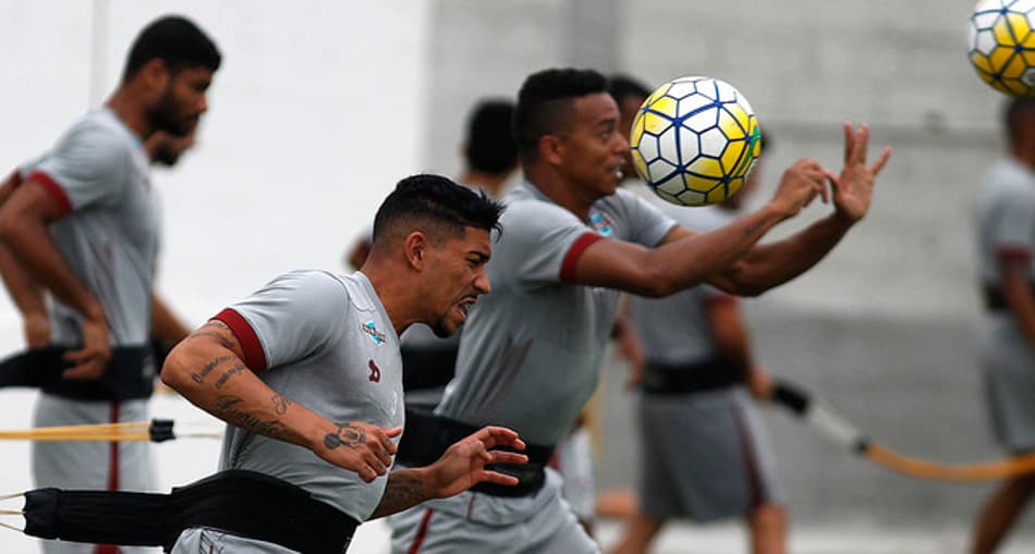 Em treino fechado, William Matheus e Diego Cavalieri trabalham com bola