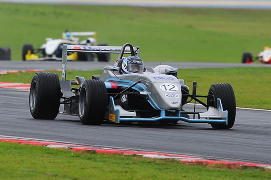 Hahn domina pista molhada para vencer pela 1ª vez na F-3 Brasil