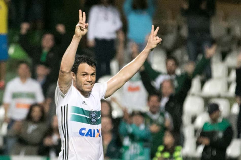 Coritiba mantém valor do patrocínio e renova com a Caixa