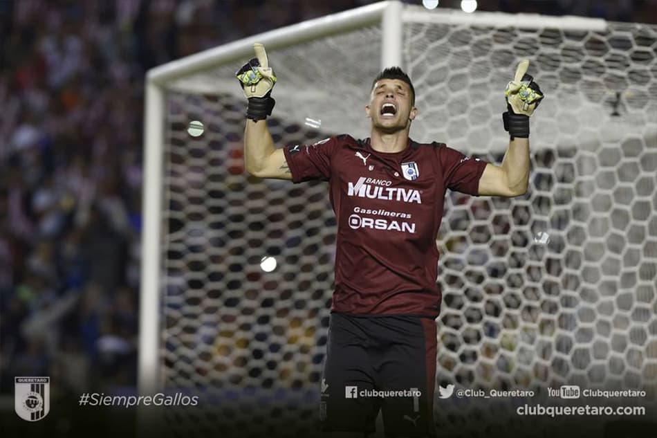 Goleiro brasileiro vira herói no México ao fazer o que Gaúcho não fez