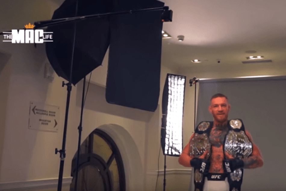 McGregor posa com dois cinturões do UFC e descreve sentimento: ‘Familiar’