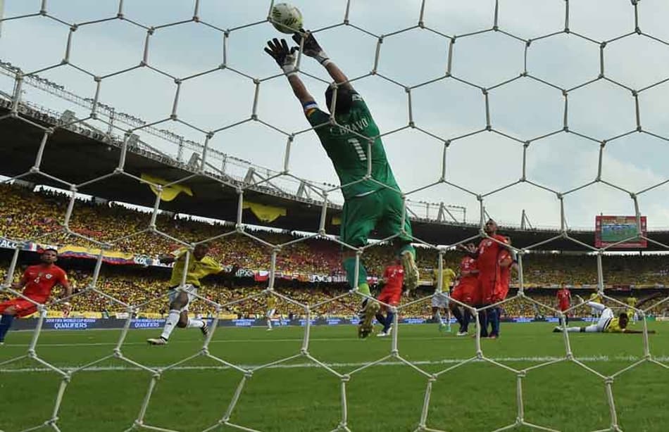 Chile pode perder Claudio Bravo para duelo contra Uruguai