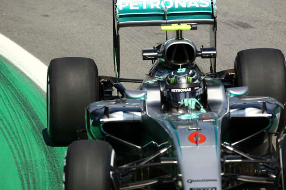 Com pista úmida e frio em Interlagos, Rosberg lidera treino livre da manhã