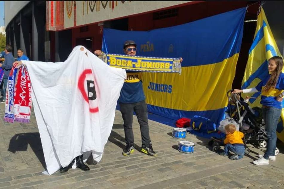 Sevilla x Boca: Vendedor se veste de “Fantasma B” para sacanear River Plate