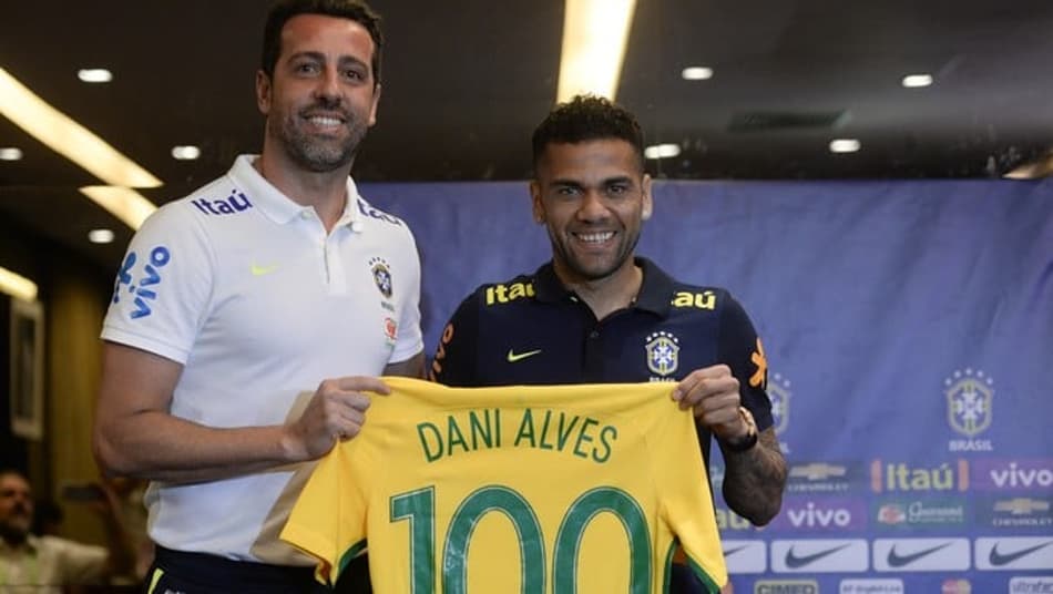 Dani Alves é homenageado ao lado de Edu Gaspar (Foto: Pedro Martins/MoWa Press)