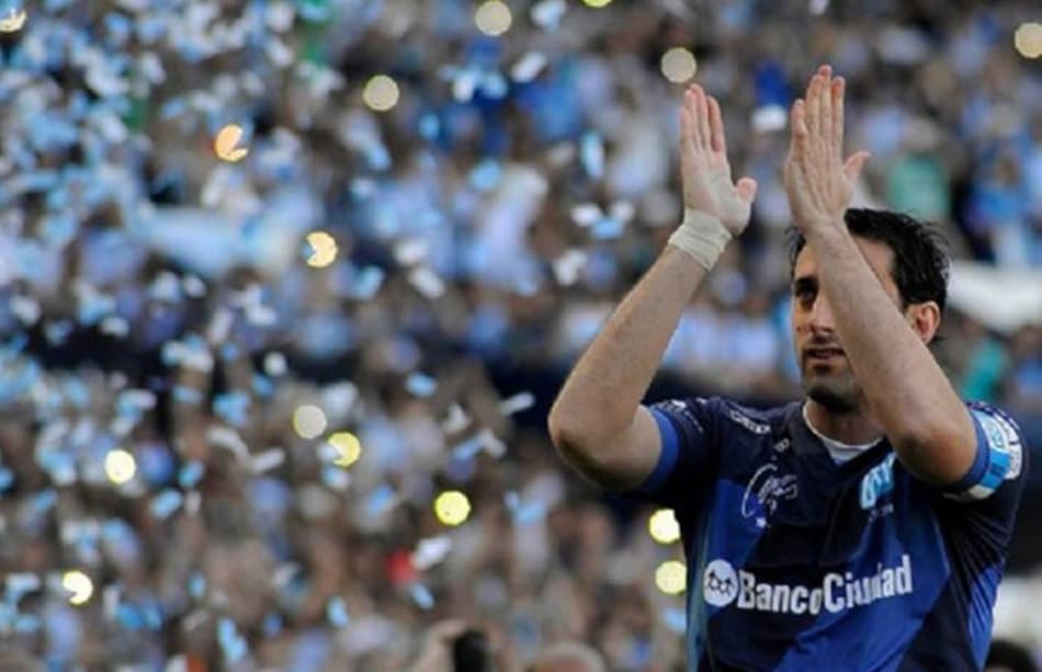Reverenciado pela torcida do Racing, Diego Milito encerra sua carreira