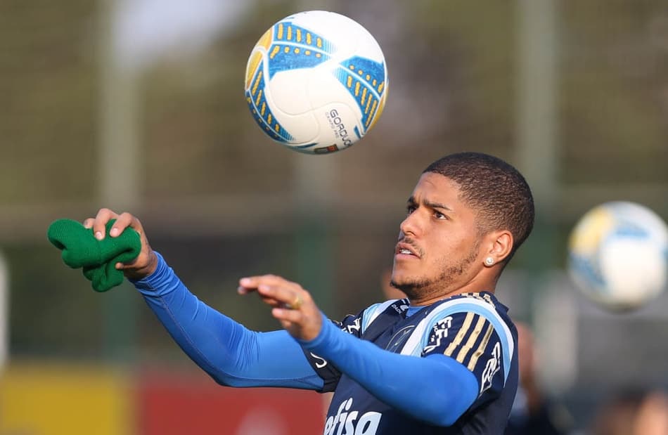 Palmeiras renova com Leandro e empresta atacante para time japonês
