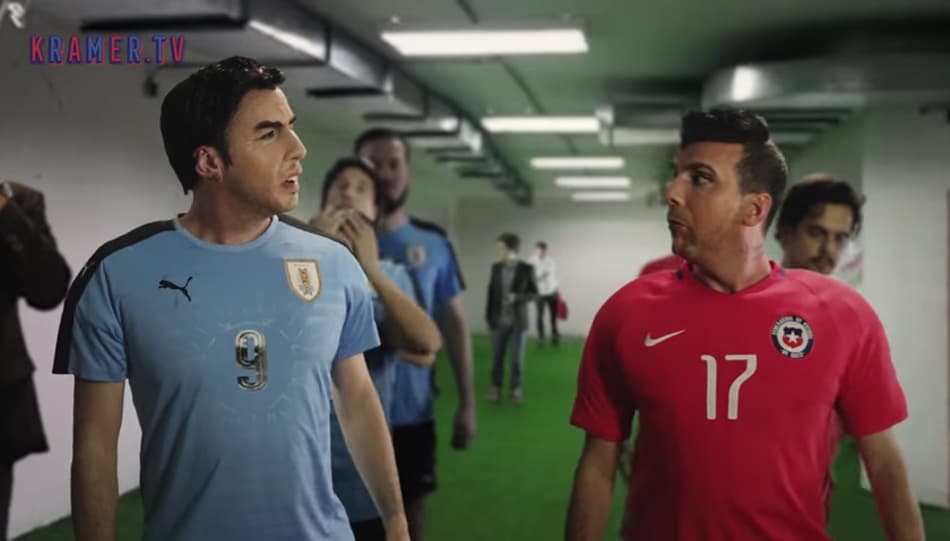 Em paródia na internet, Luis Suárez morde Gary Medel