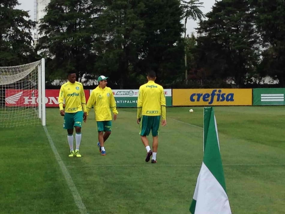 Mina ao lado do preparador físico Thiago Maldonado e de Rafael Marques