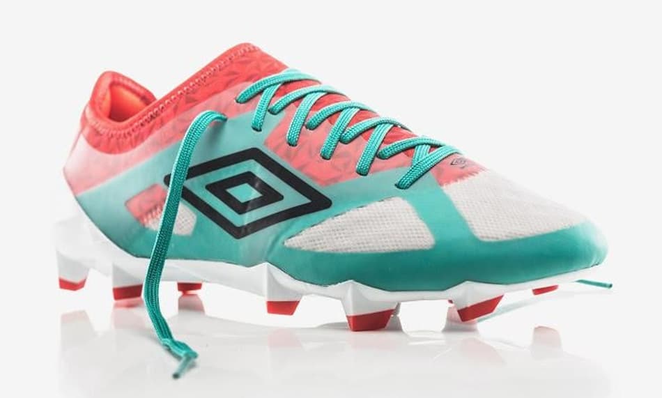 Umbro lança sua nova chuteira Velocita III. Veja detalhes