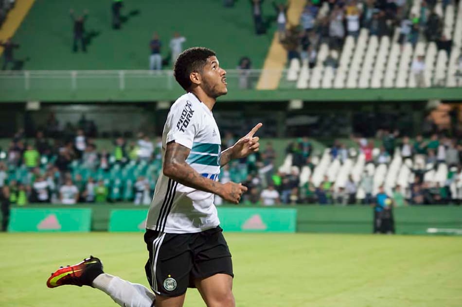 Leandro fala em tom de despedida, mas Coritiba tenta novo empréstimo