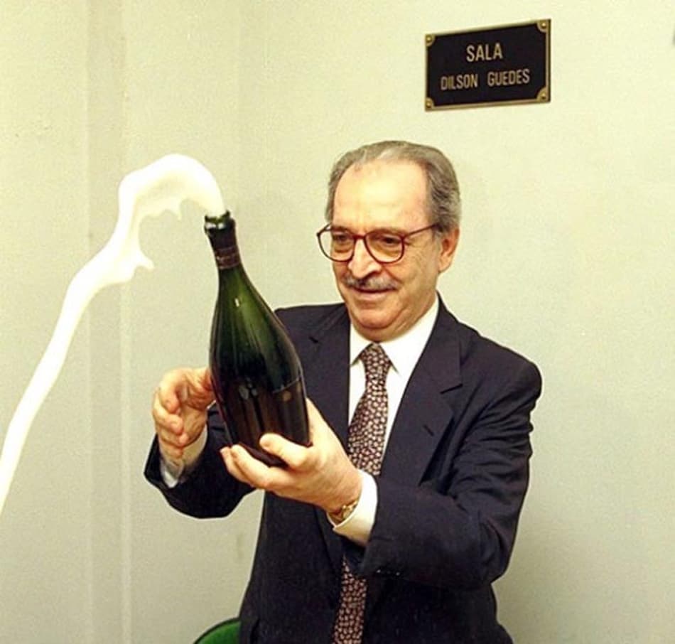 Álvaro Barcellos (10 de dezembro de 1996 a 4 de agosto de 1998) comemorando a permanência do Flu na Série A