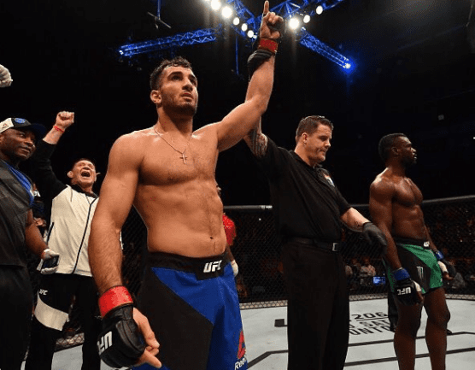 Gegard Mousasi venceu Uriah Hall por nocaute no primeiro round
