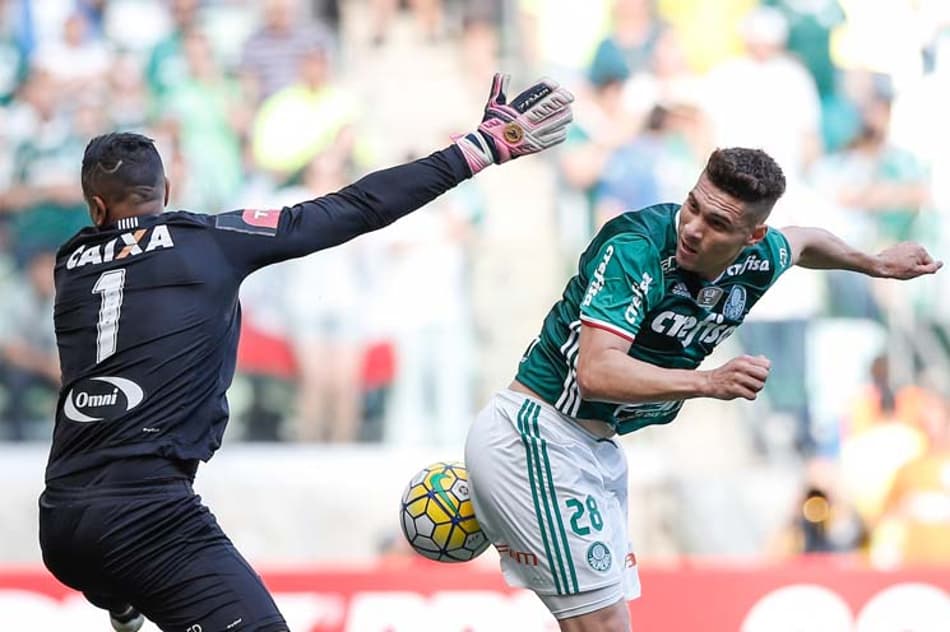 Em seu melhor Brasileiro, Moisés esquece dores no pé para ser campeão