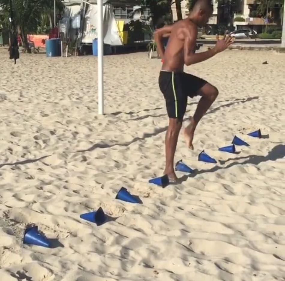 Ex-zagueiro do Atlético-PR estuda propostas e mantém a forma no Rio