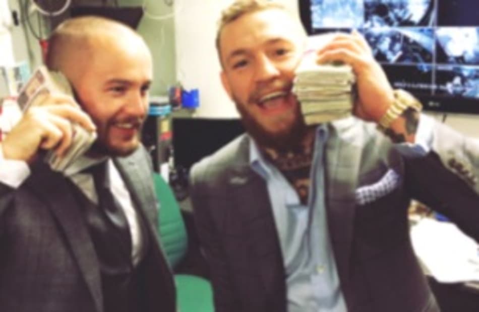 McGregor comemora contrato assinado para luta com Mayweather