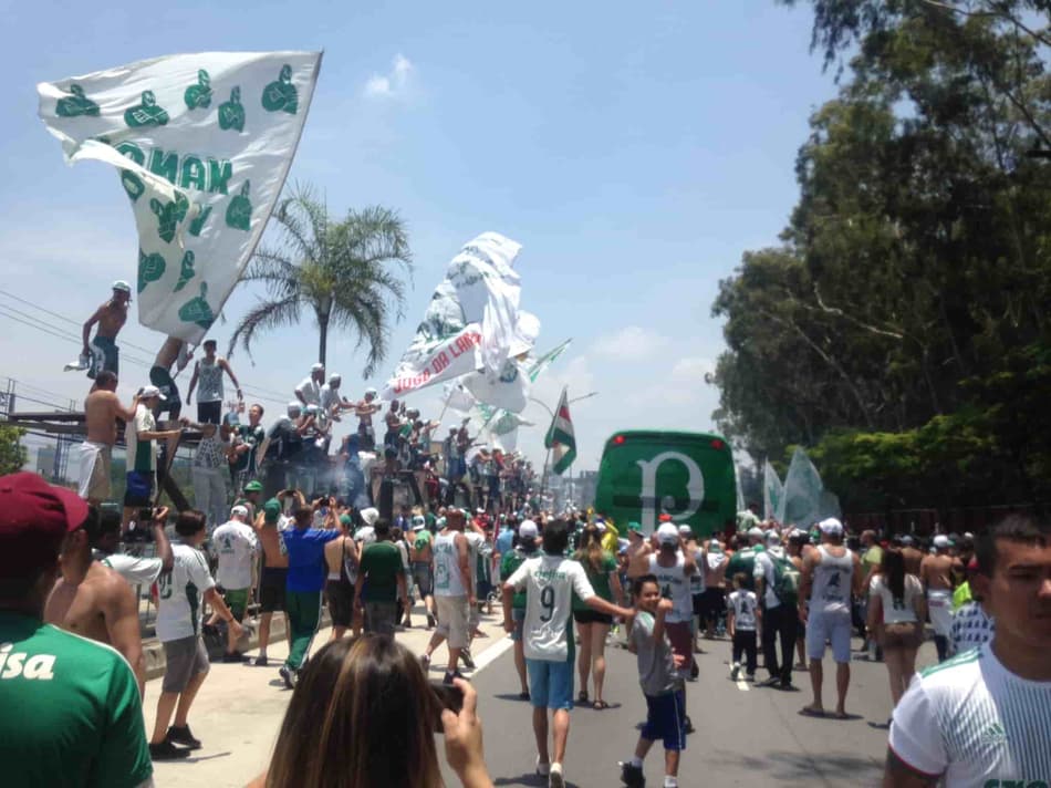 Torcida do Palmeiras faz festa gigante no CT e pede para Cuca ficar