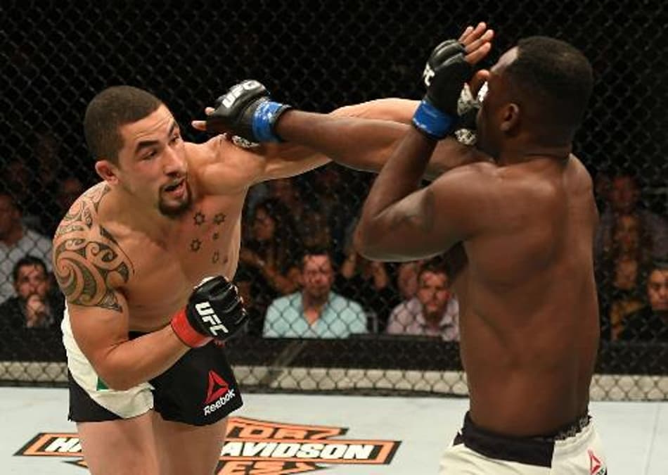 Whittaker nocauteia Brunson em luta eletrizante no UFC Melbourne