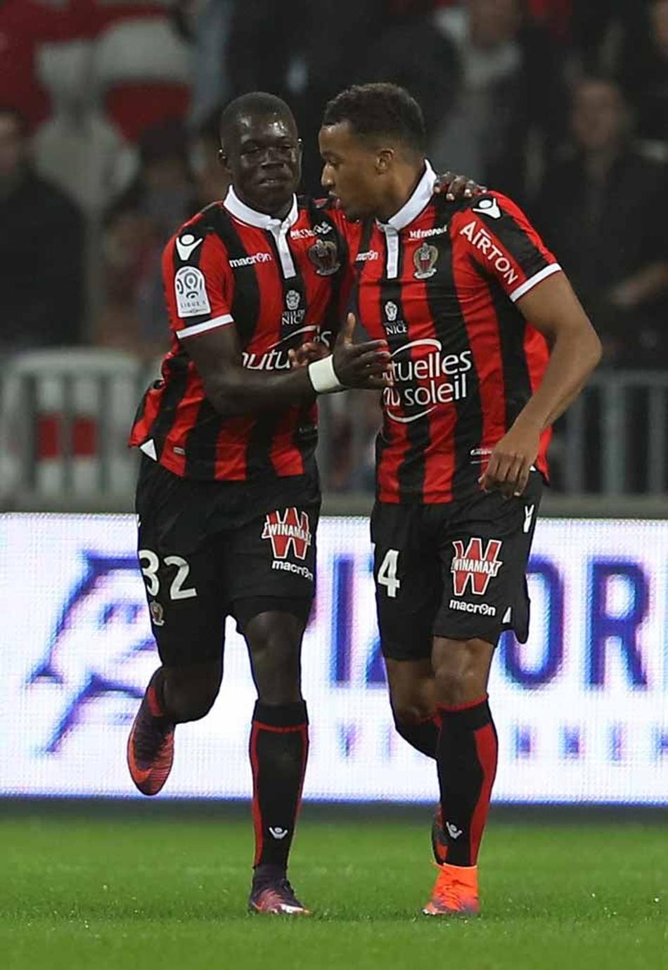Dante tem noite de garçom, Nice vence e recupera a ponta no Francês