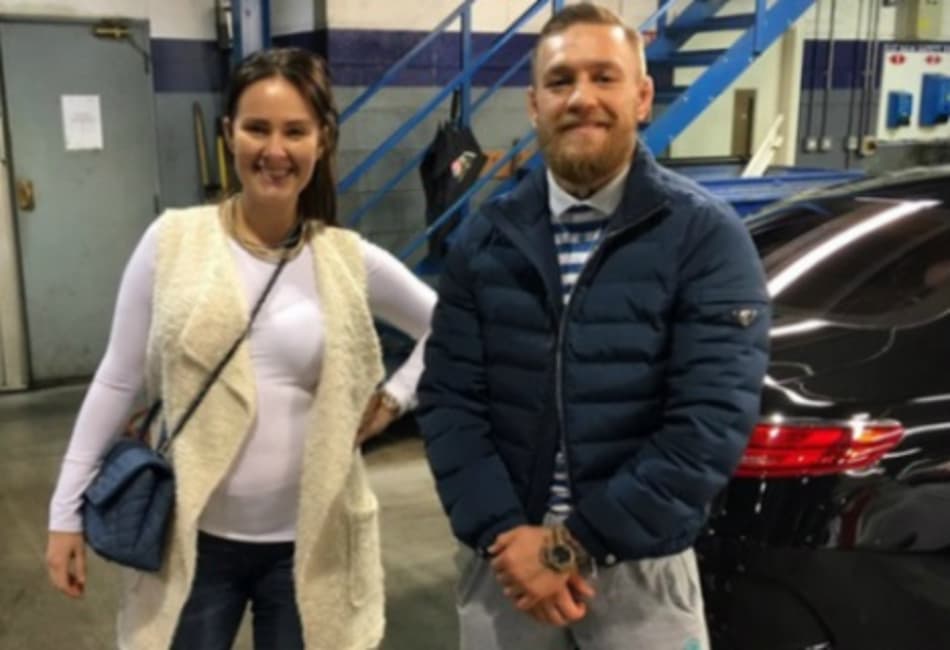 Conor McGregor posta foto ao lado da namorada grávida de três meses