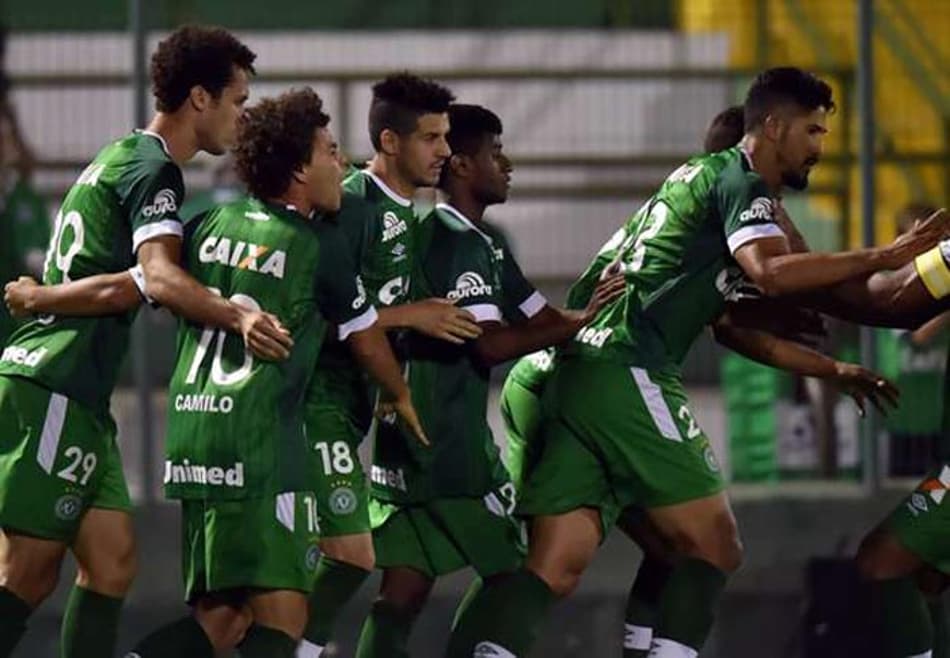 Libertad coloca time titular à disposição da Chapecoense