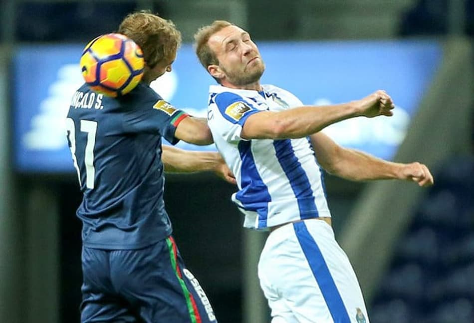 Ex-São Paulo estreia pelo Porto, e Dragão empata com o Belenenses