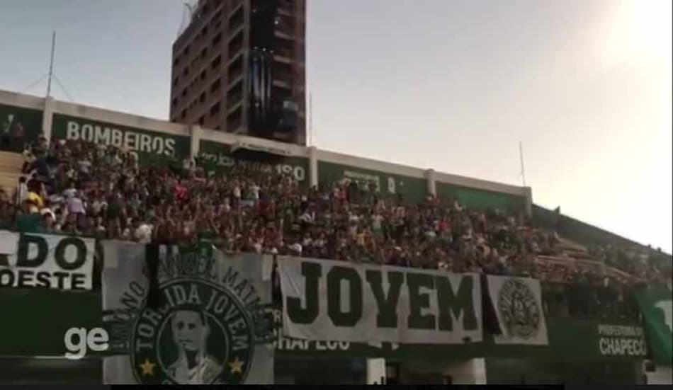 2 Pontos: As velas acesas e os meninos descalços