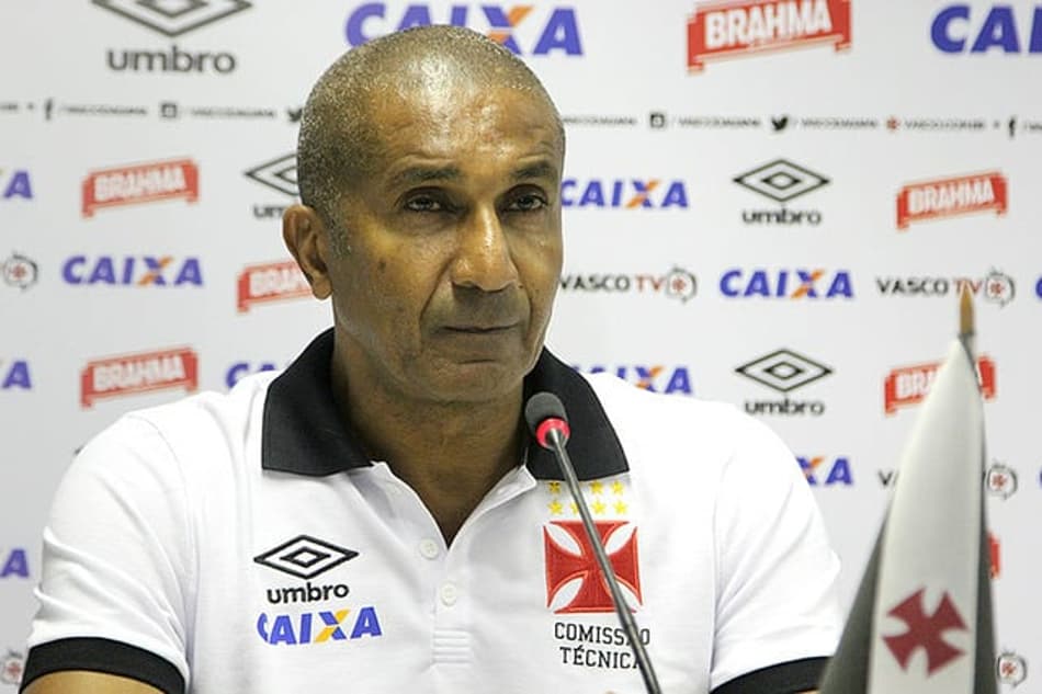 Hostilizado, Cristovão diz não ter preocupação em possível demissão