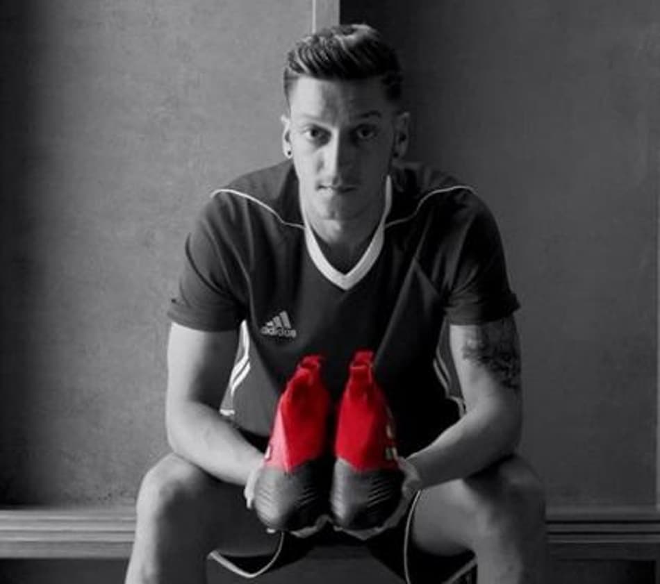 Özil estrela da nova campanha da Adidas e divulga chuteira. Veja vídeo