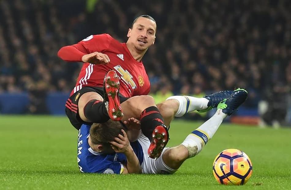Ibrahimovic diz não ter agredido Coleman: ‘Quando quero, sei como fazer a pessoa dormir’