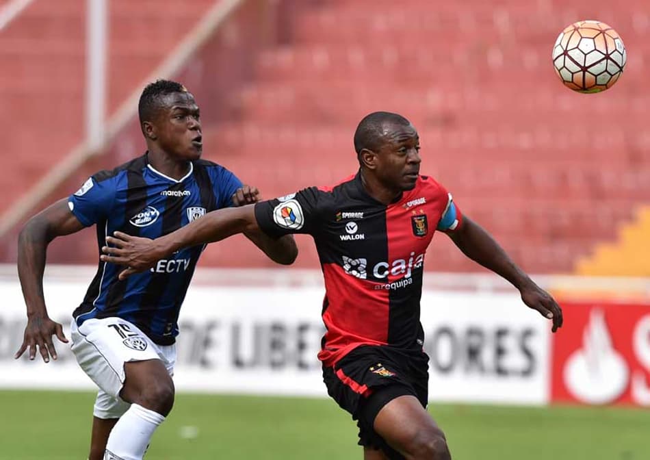 Zebra deixa gigantes comendo poeira no futebol peruano