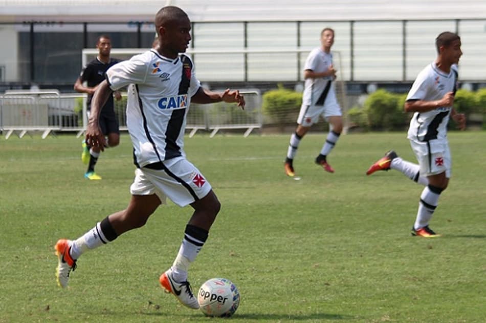 Destaque da base assina seu primeiro contrato profissional com o Vasco